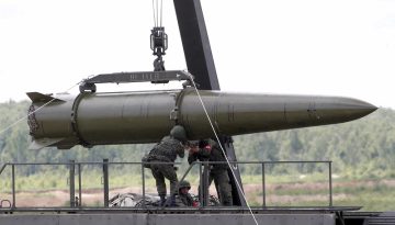 FILE PHOTO: Russian servicemen equip an Iskander tactical missile system at the Army-2015 international military-technical forum in Kubinka