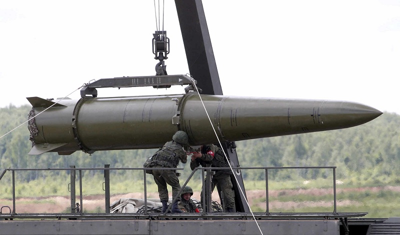 FILE PHOTO: Russian servicemen equip an Iskander tactical missile system at the Army-2015 international military-technical forum in Kubinka