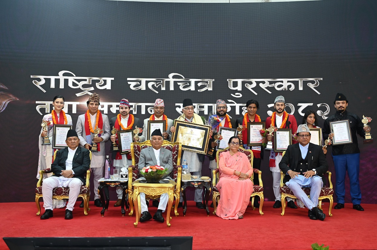 निर्देशक शर्मालाई ‘चलचित्र दीर्घसम्मान’ प्रदान