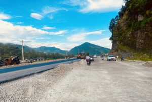 तीन वर्षमा पनि बनेन मध्यपहाडीको दुई किमि सडक