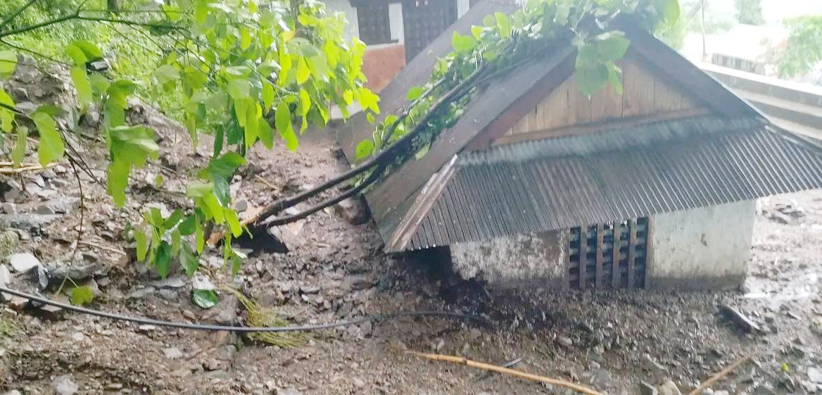 पहिरोले घर पुर्दा ७२ वर्षीया वृद्धाको मृत्यु