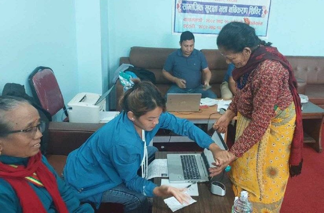 लाभग्राही बसेको ठाउँमा पुगेर सामाजिक सुरक्षाभत्ता नवीकरण गरिँदै