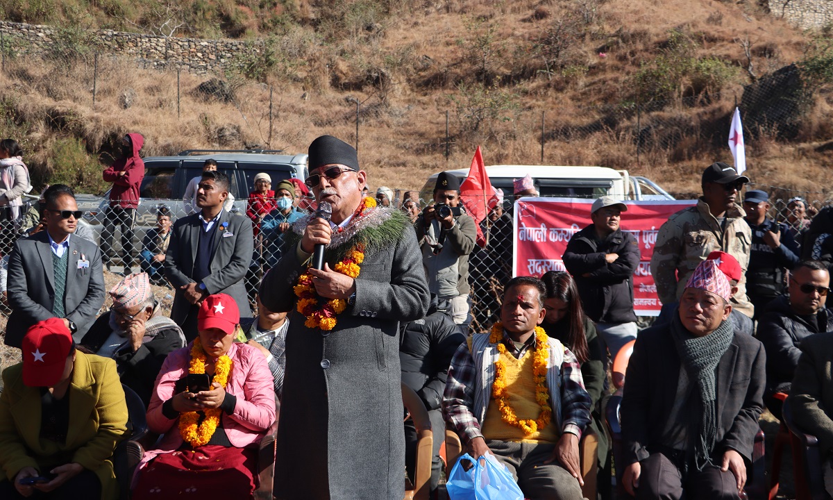 जनयुद्धको आधार इलाकाको विकासमा केन्द्रित हुने प्रचण्डको प्रतिबद्धता