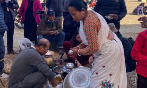 थारु माघी महोत्सवमा घोँगी र भक्का खानेहरूको भीड